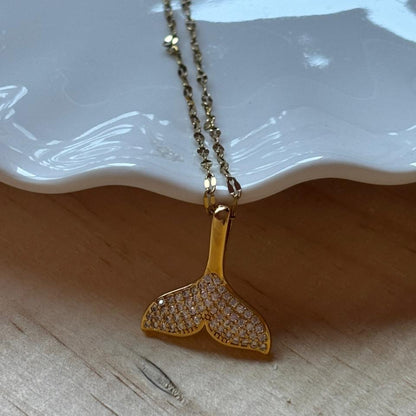 Collar Acero Inoxidable Chapado en Oro 18K con Dije Cola de Ballena y Circonitas