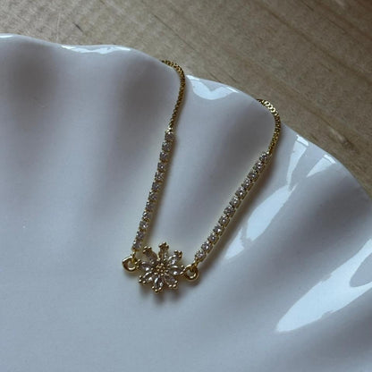 Pulsera Cobre Chapada en Oro 18K con Flor Blanca y Circonitas